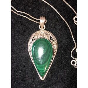 Beautiful Rare sterling silver Malachite pendant with a 24” Box link chain